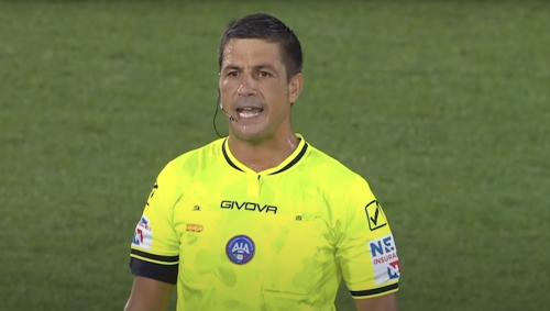 Var, la foga dell'arbitro Manganiello nell’annuncio alla stadio: il web si scatena