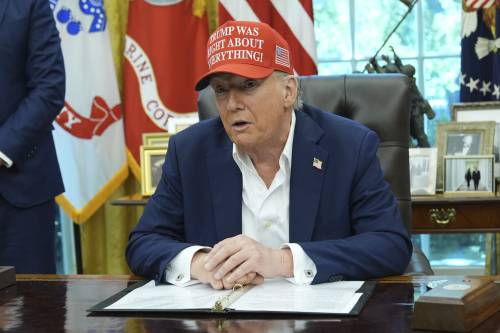 Trump minaccia la revoca delle licenze: "Abc e Nbc sono emittenti faziose"