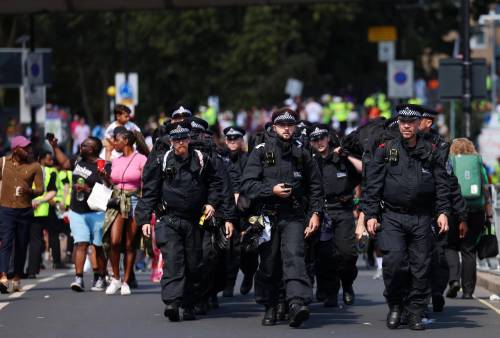 Oltre 140 arresti al carnevale di Londra: 4 per aggressioni sessuali. Sequestrate anche pistole e coltelli