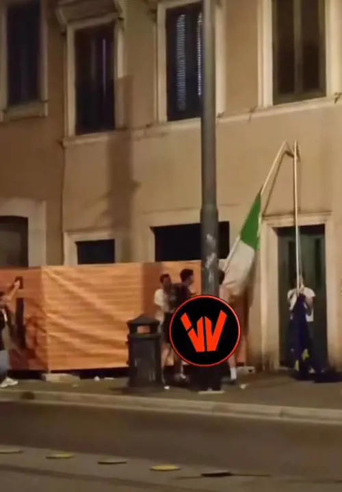 Turisti-vandali strappano la bandiera italiana dalla sede storica del Pci: le immagini finiscono in rete