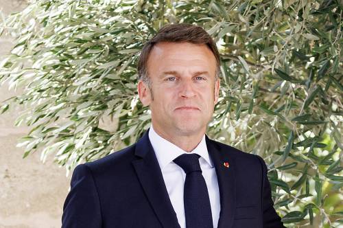 Il militarista Macron scalpita: dichiara guerra alle ambasciate