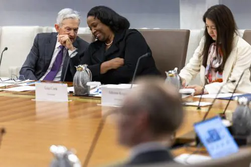 Jerome Powell  e Lisa Cook  (al centro)