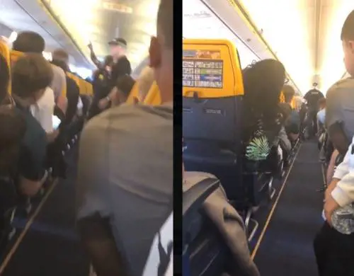 Paura su un volo Ryanair, passeggera tenta di aprire un portellone: aereo costretto a fare un atterraggio d'emergenza