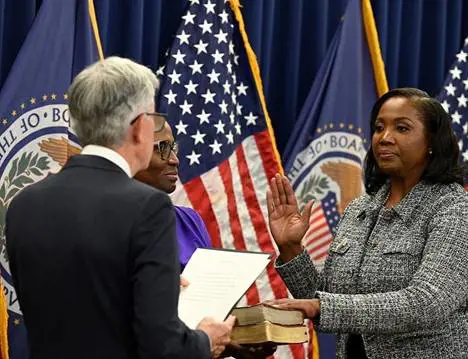 Chi è Lisa Cook, la prima afroamericana alla guida della Fed che ha fatto causa a Trump