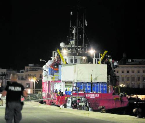La "risposta" del Pd: salire in delegazione a bordo della nave fermata dal governo