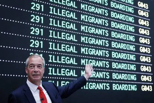 "Espelleremo 600mila migranti": ecco il piano di Farage per il Regno Unito