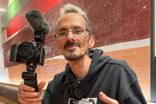 Siamo tutti zombi danzanti in un eterno carnevale digitale