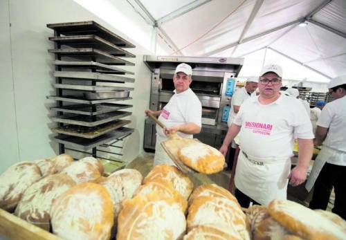 Il "pane in piazza": le nozze con l'olio