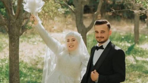 Gli sposi Beyzanur Beyazıt e Ali Karaca durante il giorno del loro matrimonio (Foto Social)