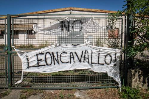 Dal Leoncavallo alle pipe del crack. I dem si schierano per l'illegalità
