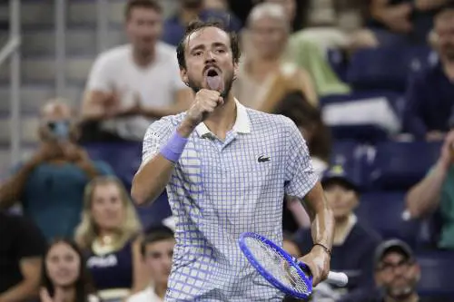 US Open, Medvedev multato per 42.000 dollari: sfuriata in campo, racchetta distrutta e insulti a un fotografo