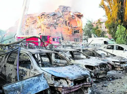 Le bombe di Mosca sui colloqui. Strage a Kiev, colpiti gli uffici Ue