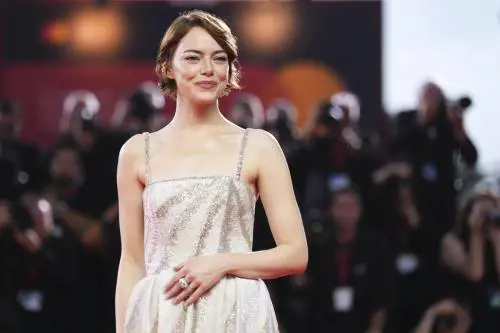 Lanthimos costruisce complotti e apocalissi. Emma Stone provoca. "Io credo agli alieni"