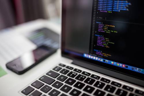 Foto rubate e sessualizzate sui forum: come scoprire se sei una vittima (e cosa fare)