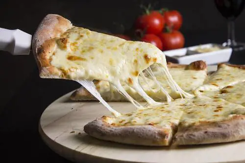 Mozzarella per pizza ritirata dal mercato: allarme per latte inquinato