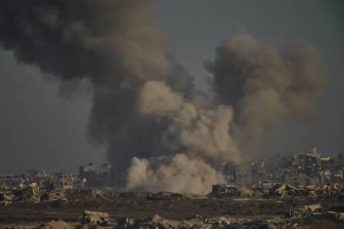Gaza, raid e strage. Israele blocca gli aiuti dal Nord. Un milione in fuga
