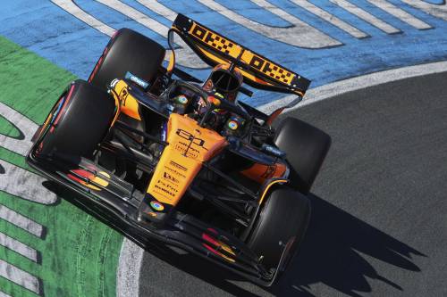 La McLaren non lascia neanche sperare. Charles e Lewis mai così vicini... tra loro