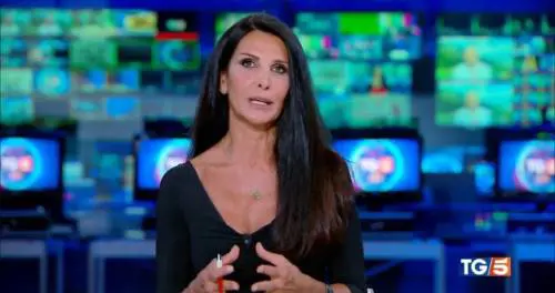 "Nascere maschi è nella natura, diventare uomini è complicato". L'intervento della giornalista del Tg5 diventa virale