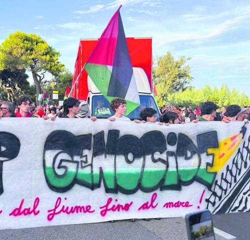 In scena a Venezia il corteo filo Hamas. E spuntano cartelli che incitano a distruggere Israele "dal fiume al mare"