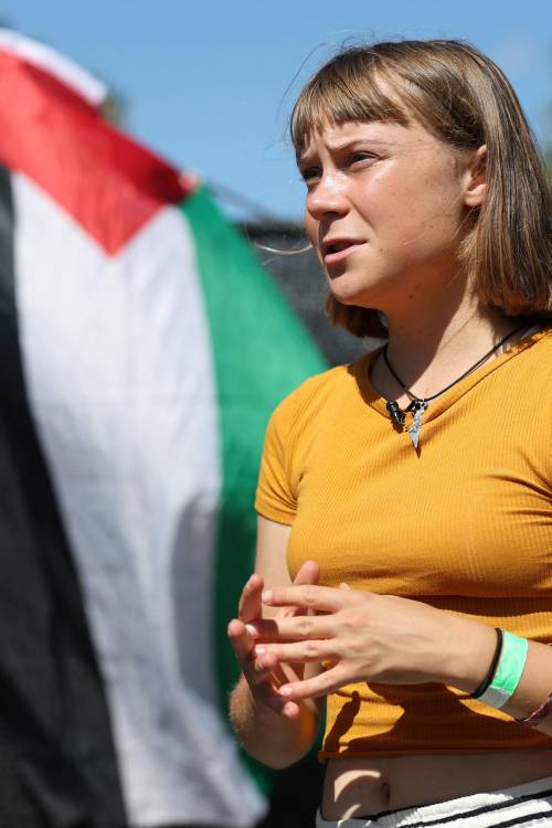 Greta Thunberg ci riprova con la flotilla di Gaza: "Vogliamo porre fine all'assedio"