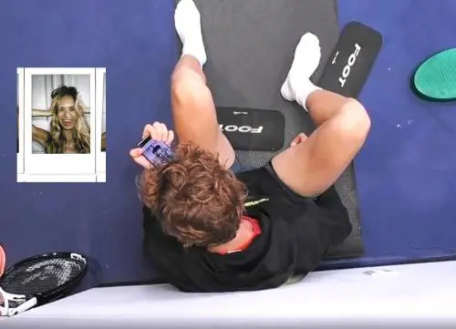 Jannik Sinner, la foto sul cellulare che scatena i curiosi: "È Laila?"