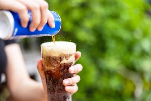 Le bevande zuccherate aumentano il rischio di caduta dei capelli 