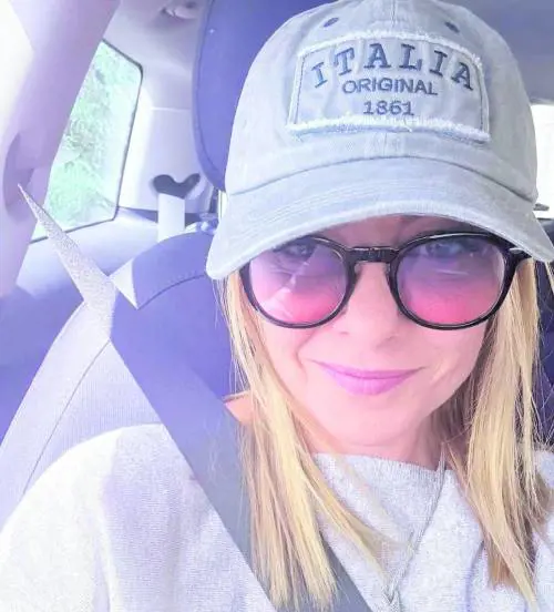 La sinistra perde la testa anche per un cappellino