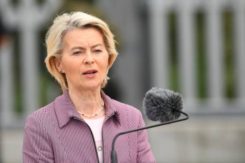 Von der Leyen al confine Est: "Putin predatore da fermare. Il piano per le truppe a Kiev"