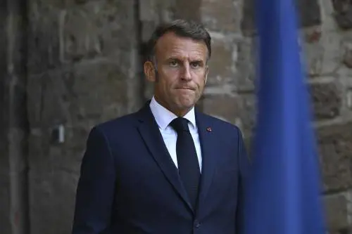 "Preparare la sanità di guerra entro marzo 2026". La Francia starebbe pensando a un conflitto imminente