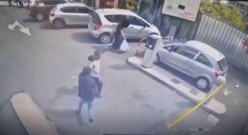 La lite, la corsa, le coltellate: gli ultimi istanti del parcheggiatore abusivo ucciso dal rivale straniero