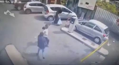La lite, la corsa, le coltellate: gli ultimi istanti del parcheggiatore abusivo ucciso dal rivale straniero