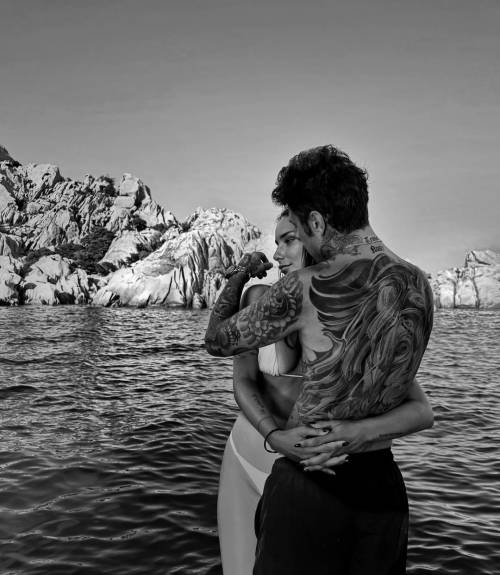 "Se smetti di inseguire…": il post enigmatico di Fedez alla nuova fidanzata