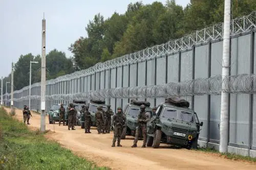 Boom dei sabotaggi e "avviso" all'Ue. La guerra ibrida adesso alza il tiro