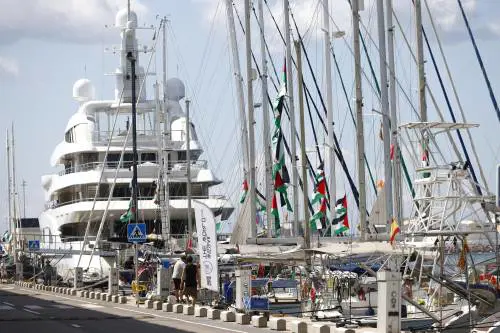 Flotilla sconfitta dal meteo: la nave ritorna in porto. Israele: "Come i terroristi"