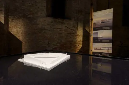 AquaPraça: progetto speciale alla Biennale Architettura 2025 è attualmente ormeggiato all’Arsenale di Venezia