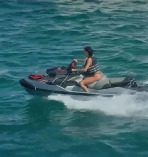 Belen nell'occhio del ciclone, rabbia per il video sulla moto d'acqua: cosa è successo