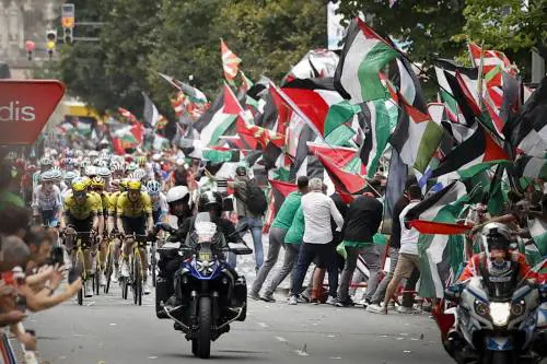 Caos Vuelta, i manifestanti pro-Pal bloccano la tappa prima del traguardo. Cosa è successo