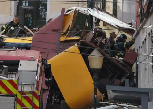 Lisbona, i morti salgono a 17: chi è l'italiana rimasta ferita. Gli operai avevano segnalato i rischi.
