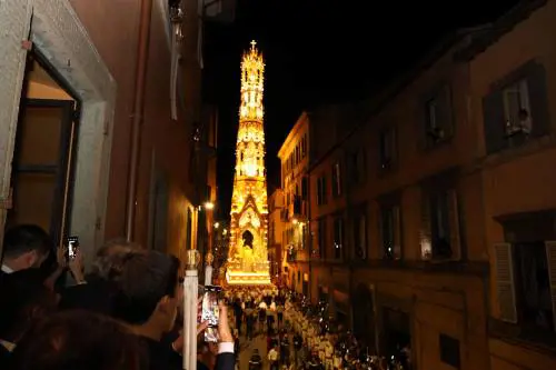 Sventato attacco a Viterbo, arrestati turchi con pistole e mitra: volevano assaltare la processione di Santa Rosa