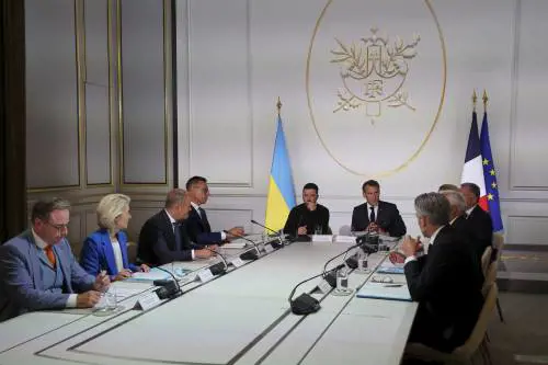 Ucraina, i Volenterosi a Parigi. Trump: "Putin e Zelensky non sono pronti per vedersi"