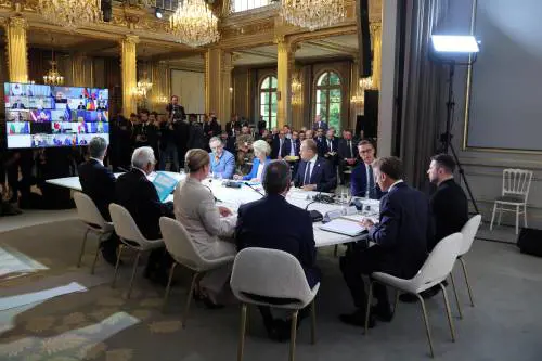 Meloni: "Italia indisponibile per soldati a Kiev". Stop degli Usa ai fondi per la sicurezza ai Paesi Ue al confine con la Russia