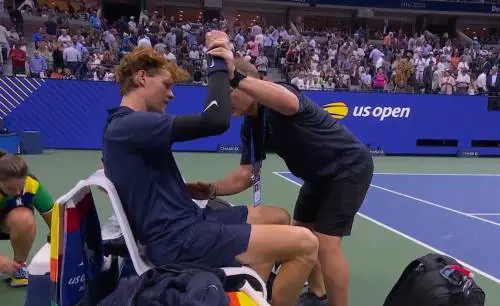 Sinner, infortunio e medical time out in semifinale: come sta il numero uno al mondo