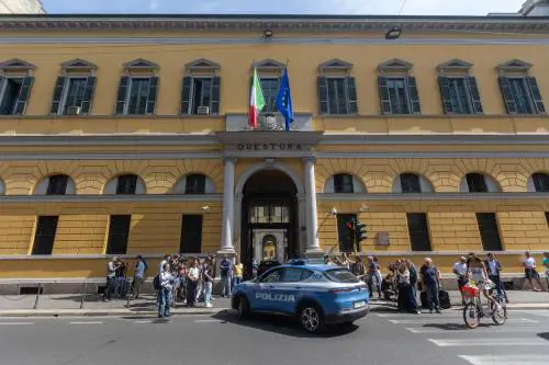 Trova un portafogli e lo consegna alla polizia: dentro ci sono due dosi di cocaina, scatta la segnalazione