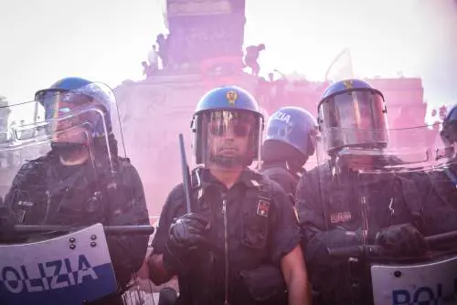 Gli amici violenti del Leoncavallo. Petardi e insulti contro Piantedosi
