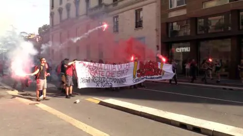 Corteo Leoncavallo, uova e petardi contro le forze dell'ordine. Insulti a Piantedosi