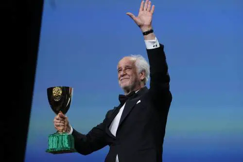 Venezia, Leone d'oro a Jarmush. Servillo miglior attore: "Ammiro chi si è messo in mare per portare umanità"