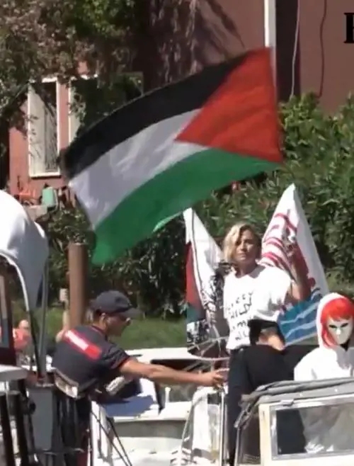Dai set alla militanza pro Pal: Anna Foglietta fermata in Laguna con l'artista mascherata