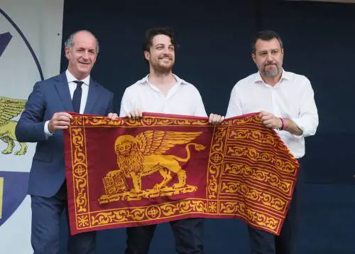 Alberto Stefani (in centro) insieme a Luca Zaia e  Matteo Salvini