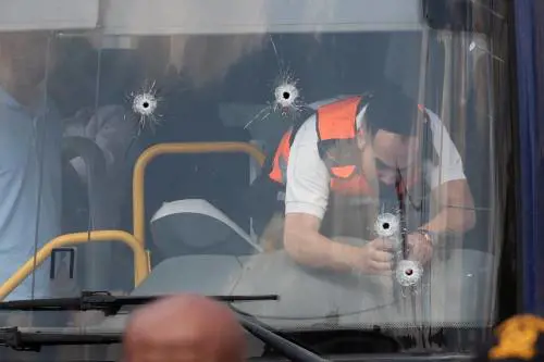 Netanyahu: "Distrutte 50 torri del terrore. Residenti, via da lì". Attentato su un bus a Gerusalemme, 6 morti