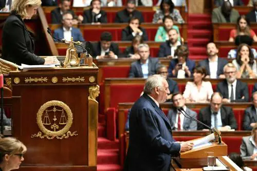 Crisi nera in Francia, cade il governo Bayrou | La diretta